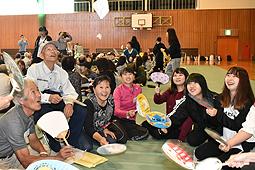 学生考案のゲームで親睦を深める学生と村民ら＝泰阜村総合体育館で