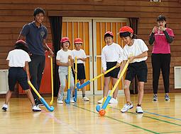ホッケーの基本練習をする児童ら＝郡上市の川合小で