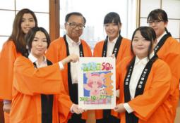 小川市長（左から３人目）と島戸さん（同４人目）ら実行委員＝大垣市役所で