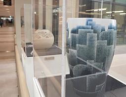 濃淡の階調が楽しめる花器などが並ぶ会場=瀬戸市西追分町の陶生病院で