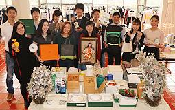 チャリティーバザーをＰＲする学生たち＝日進市の名古屋商科大で