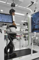 厚生労働大臣賞を受賞したリハビリロボット「ウェルウォーク」=豊明市の藤田医科大で