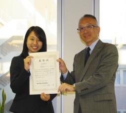 藤原頭取（右）と最優秀賞に選ばれた名城大の学生代表＝名古屋市中区の名古屋銀行本店で