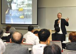 あいちトリエンナーレの狙いを語る鷲田さん＝名古屋市千種区の椙山女学園大で