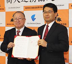 連携協定を結んだ藤井学長(左)と石田校長=岐阜市の岐阜聖徳学園大羽島キャンパスで