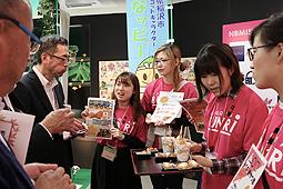見本市の来場者らに企画した商品をＰＲする学生たち＝稲沢市福島町で