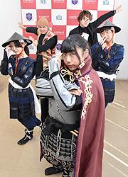 信長に扮する吉田さん（中）ら「学生信長隊」のメンバー＝熱田区の名古屋学院大で
