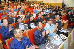 がまキューブを載せたＨ２Ａロケットの打ち上げをパブリックビューイングで見守る関係者ら＝２９日、愛知県蒲郡市の愛知工科大で