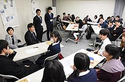 ワークショップで、中津川に関するクイズを出し合う参加者たち＝中津川市にぎわいプラザで