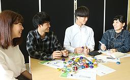 投げる輪をテーブルに並べて、ゲームについて話し合う戸崎さん（右）ら＝岐阜市の岐阜聖徳学園大で