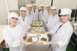 貧血対策のカレーやスープ、サラダなどのレシピを考案した学生ら＝日進市の名古屋学芸大で