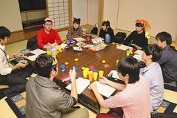 イベントの企画を話し合う盛り上げ隊のメンバー=豊田市小坂本町で
