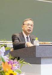 日中の国民同士の相互理解を訴える宮本さん=10月27日、瑞穂市の朝日大で