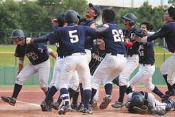 逆転サヨナラ勝ちで１部昇格を決めて喜びを爆発させる愛工大ナイン＝パロマ瑞穂球場で（川越亮太撮影）