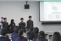 研究成果を発表する生徒たち＝豊田市の愛知工業大で