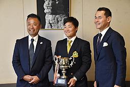 尾関市長に意気込みを語った原監督（左）、高杯主将（中）＝関市役所で