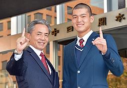 東海地区大会優勝と明治神宮大会出場の報告に訪れた東邦高野球部の小嶋裕人部長(左)と石川主将=中日新聞社で