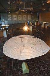 彫刻や絵画、デザインなど、教員の多彩な個性を感じることができる作品が並ぶ会場＝長久手市の県立芸術大で