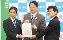 加藤議長（左）と永井副理事長（右）から政策提言書を受け取る内田市長＝岡崎市役所で