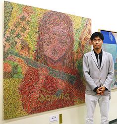 「ＯＫ、私は人類を滅亡させます。」の前で喜びを語る浅野さん＝名古屋市中区のＣＢＣ会館婦人ホールで