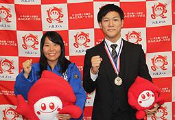 結果を報告した瀬古賢伸さん（右）と奈々香さん＝半田市役所で