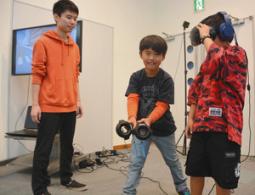 ＶＲを使ったゲームを楽しむ子どもたち＝瀬戸市幡中町で
