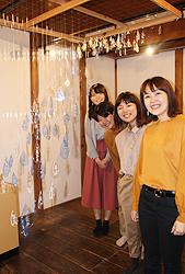 友人の手伝いでアート作品を展示した水谷さん（右）＝半田市亀崎町で