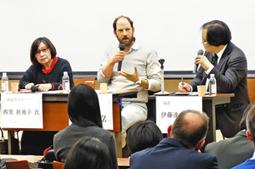 「ヨーゼフ・メンゲレの逃亡」の創作の経緯などを話すゲーズさん（中）＝日進市の名古屋外国語大で