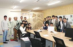 オフィスの完成を喜ぶ学生や関係者=14日、石川県小松市国府台5で