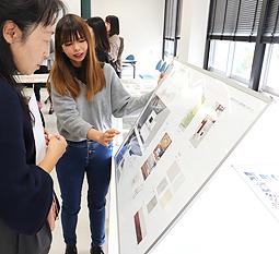 空き家の改修案を説明する学生（右）＝岐阜市の岐阜女子大で