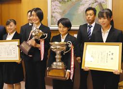 インカレ優勝を報告した東海学院大の選手たち＝各務原市役所で
