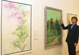 作品を紹介する長谷川さん=岐阜市の加藤栄三・東一記念美術館で