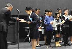 賞状を受け取るレシピコンクールの受賞者ら＝名古屋市中区の県歯科医師会館で