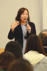 働き方について話す下方さん＝千種区の愛知淑徳大星が丘キャンパスで