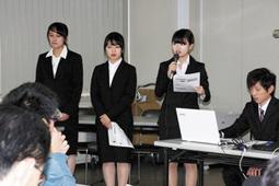 投票率の向上策を発表する学生たち＝県自治センターで