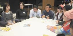 参加者と夢について話し合う石田さん（左端）＝東海市芸術劇場で