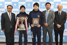 小川市長（左）に全国大会出場を報告した関谷主将（左から２人目）ら＝大垣市役所で