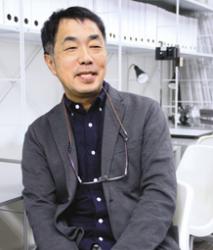 新学科について語る宇井学科長＝愛産大で