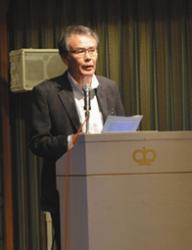 交通安全における映像メディアの教育効果を説明する谷口教授＝名古屋・栄の中日パレスで