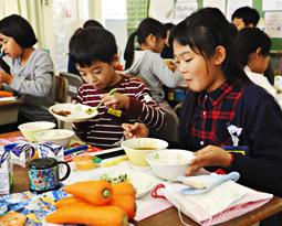 ニンジンが使われた給食を味わう子どもたち＝２０日、各務原市鵜沼第三小で