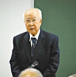 グローバル化などを語る棚橋さん＝１５日、大垣市の岐阜経済大で