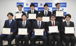 公認会計士試験に合格した学生ら＝瑞穂市穂積の朝日大で