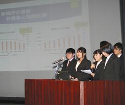政策提案を発表する大学生たち＝新城市の新城文化会館で