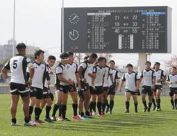 福岡工大に敗れ、肩を落とす朝日大フィフティーン＝パロマ瑞穂ラグビー場で