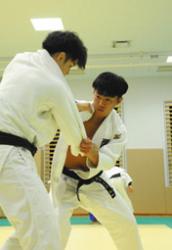 国際大会に向けて練習に余念がない田中選手（右）＝名古屋市中村区の愛知大名古屋キャンパスで