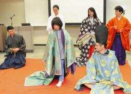 平安時代の装束を身に着ける親子（手前）＝小牧市公民館で