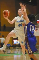 シュートを放ちファウルを誘う愛知学泉大の谷優実（左）＝東京都世田谷区で（志村拓撮影）