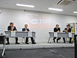 手術支援ロボットの在り方を考える研究者ら＝名駅・ウインクあいちで