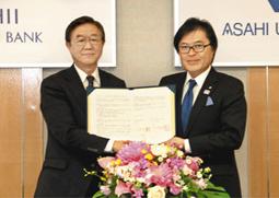 協定書に署名した大友学長（右）と粟野理事長＝岐阜県瑞穂市穂積で