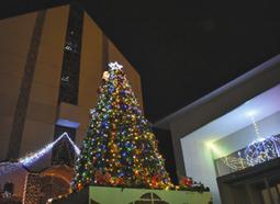 電飾できらびやかに彩られた食堂前の広場＝関市桐ケ丘の中部学院大関キャンパスで